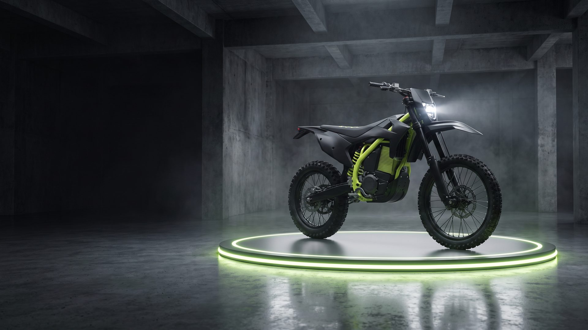 Elektryczny motocykl terenowy VOLTERA na podświetlonym podeście w ciemnym garażu